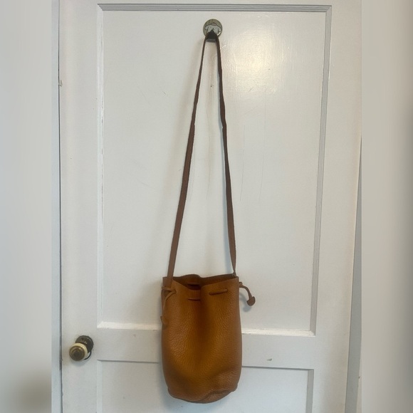 BAGGU
DRAWSTRING PURSE IN CARAMEL SOLD OUT - Picture 1 of 8